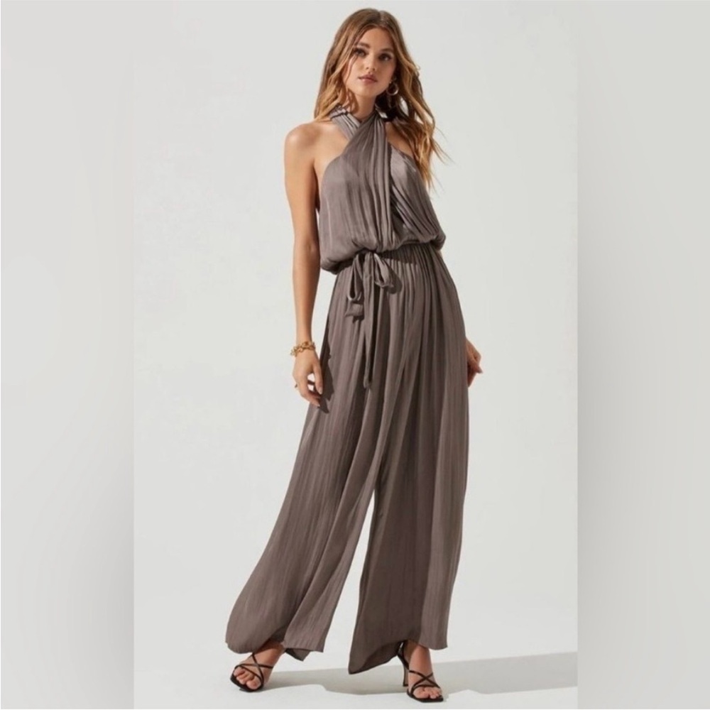 NWT Elegant Halter flowy wide leg ASTR Jumpsuit in Mushroom Taupe Sz M